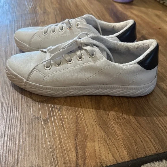 TOMMY BAHAMAS ladies, leather white sneaker size 6 1/2 very good condition - Picture 4 of 12